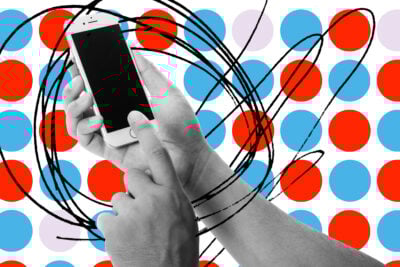 Una mano sostiene un smartphone sobre un fondo de círculos rojos, azules y violetas.
